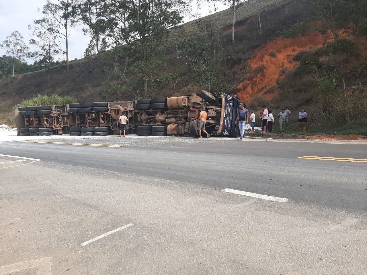 Motociclista morre após carreta tombar na BR-262, em Conceição do Castelo