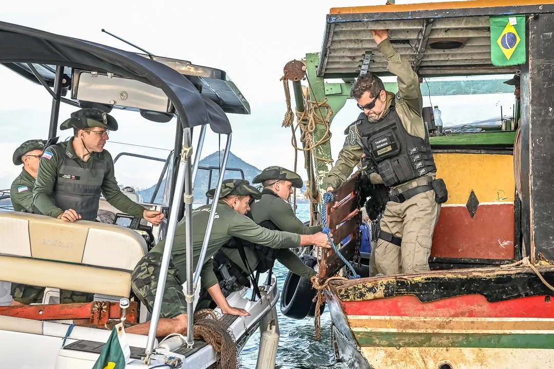 Operação no mar flagra redes e objetos proibidos de pesca ilegal em Vitória