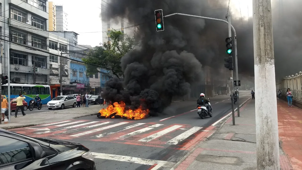 Familiares de irmãos mortos em Linhares realizam protesto contra soltura de Juliana Sales em Vitória