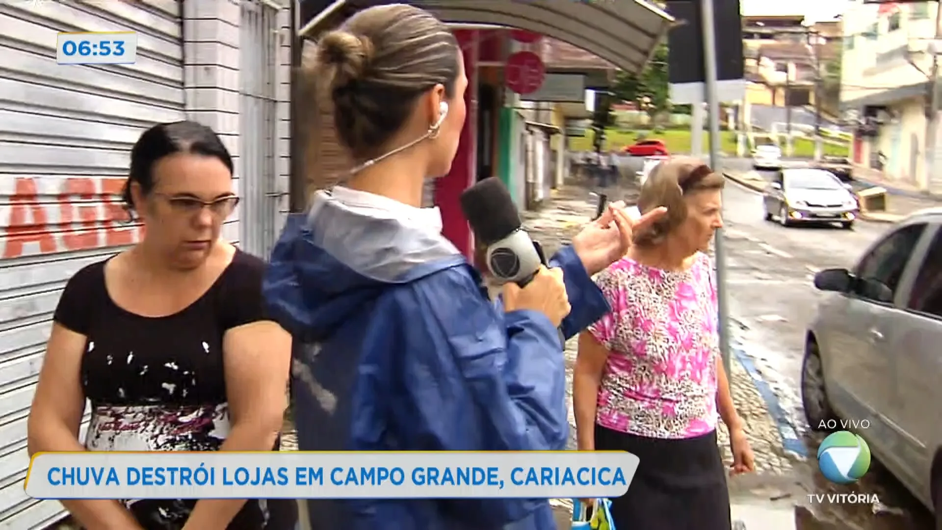 Chuva invade carros, casas e comércio em Cariacica