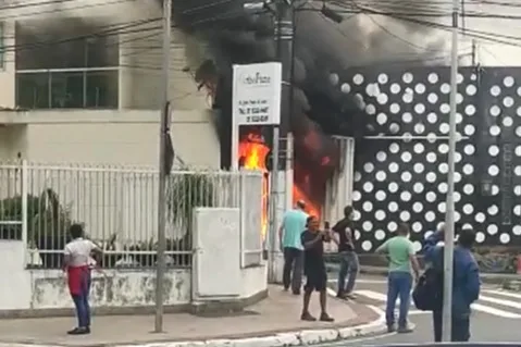 VÍDEO | Incêndio destrói oficina de motos elétricas em Vitória