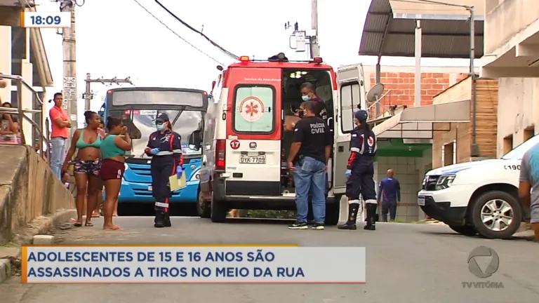 Garotos de 15 e 16 anos são assassinados a tiros no meio da rua