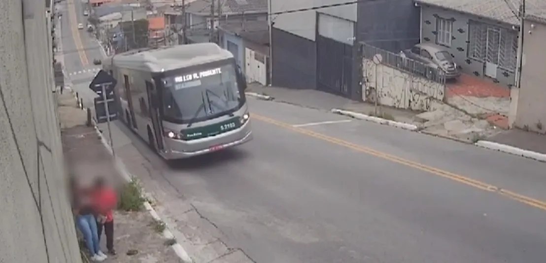 VÍDEO | Passageiros de ônibus salvam mulher de ser estuprada