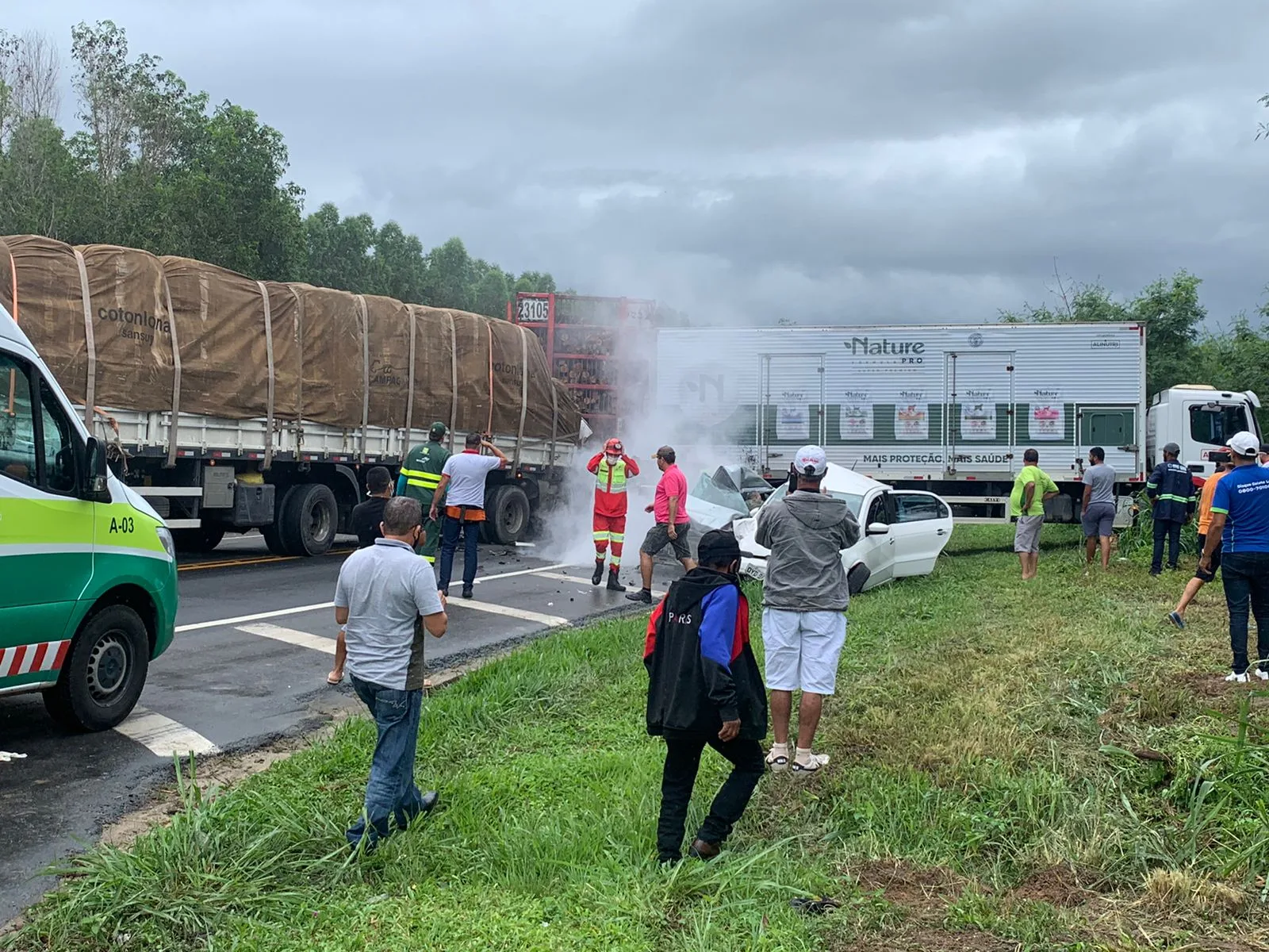 Duas pessoas morrem após acidente com carretas e três carros de passeio na BR-101