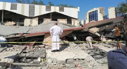 VÍDEO | Igreja desaba durante missa de batizado e mata 10 pessoas