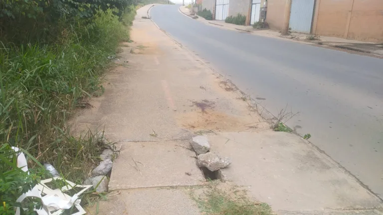 Homem cai com bicicleta em buraco e fratura o rosto em Viana
