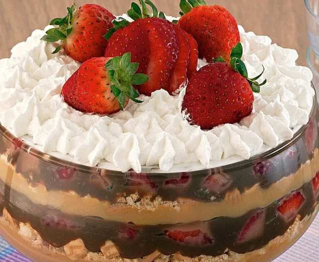 Aprenda uma receita deliciosa de pavê de morango com doce de leite