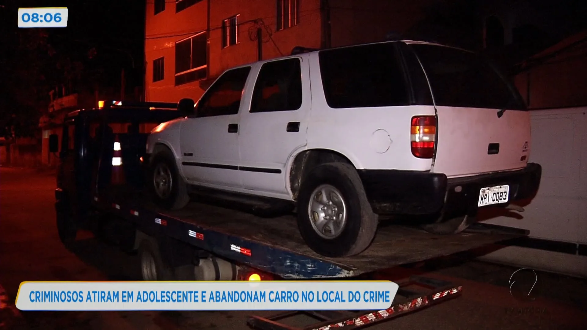 Criminosos atiram em adolescente e abandonam carro no local do crime