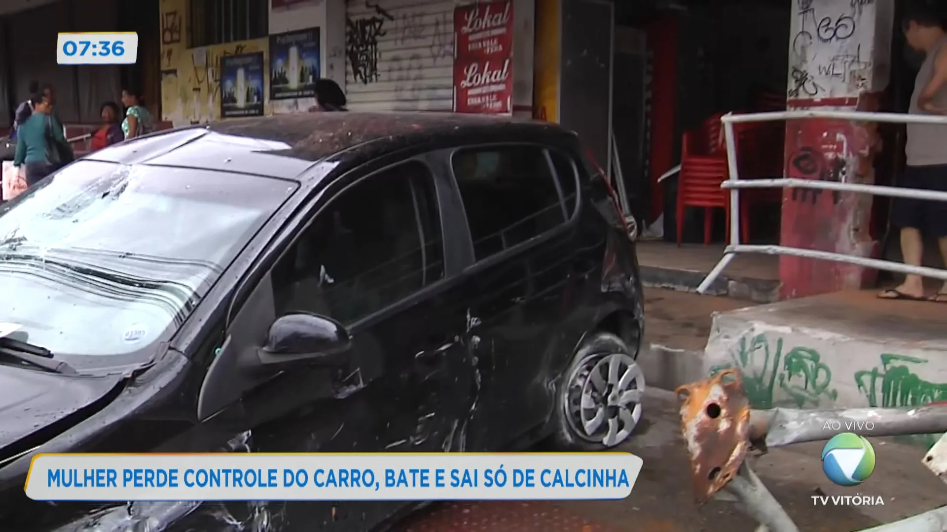 Mulher perde controle do carro, bate em ponto de ônibus e sai só de calcinha do veículo