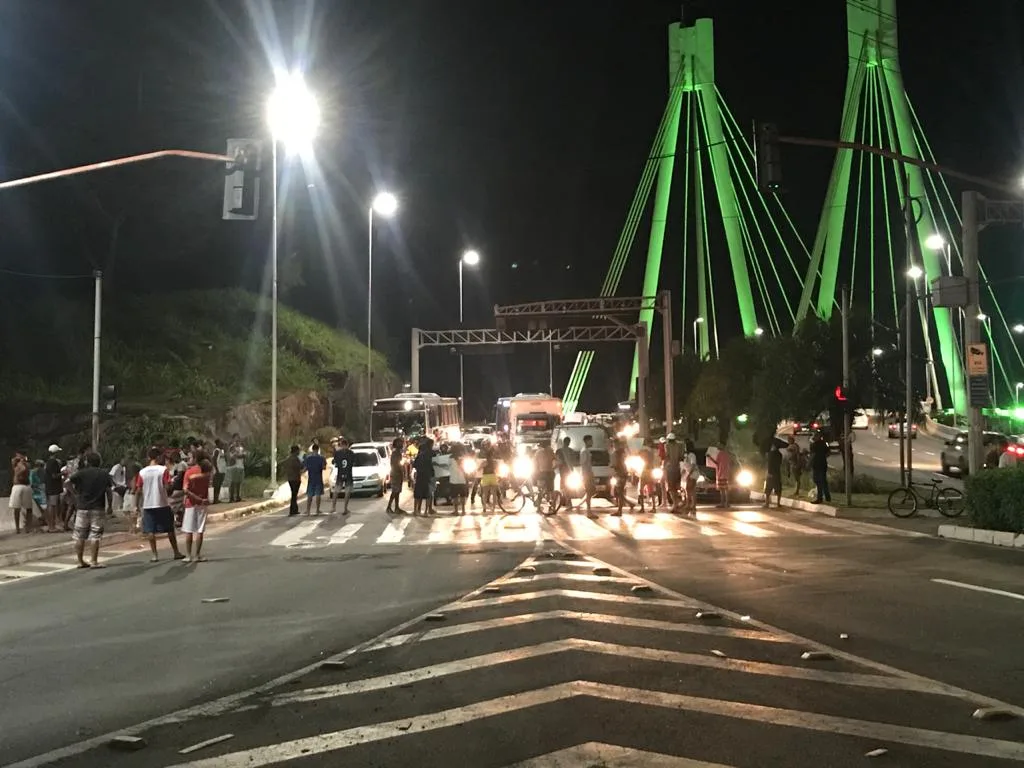 Protesto contra morte de jovem em Andorinhas fecha trânsito na Ponte da Passagem