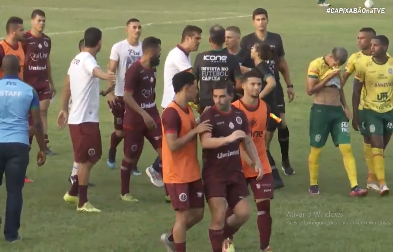 VÍDEO | Técnico da Desportiva agride bandeirinha em partida do Capixabão 2022