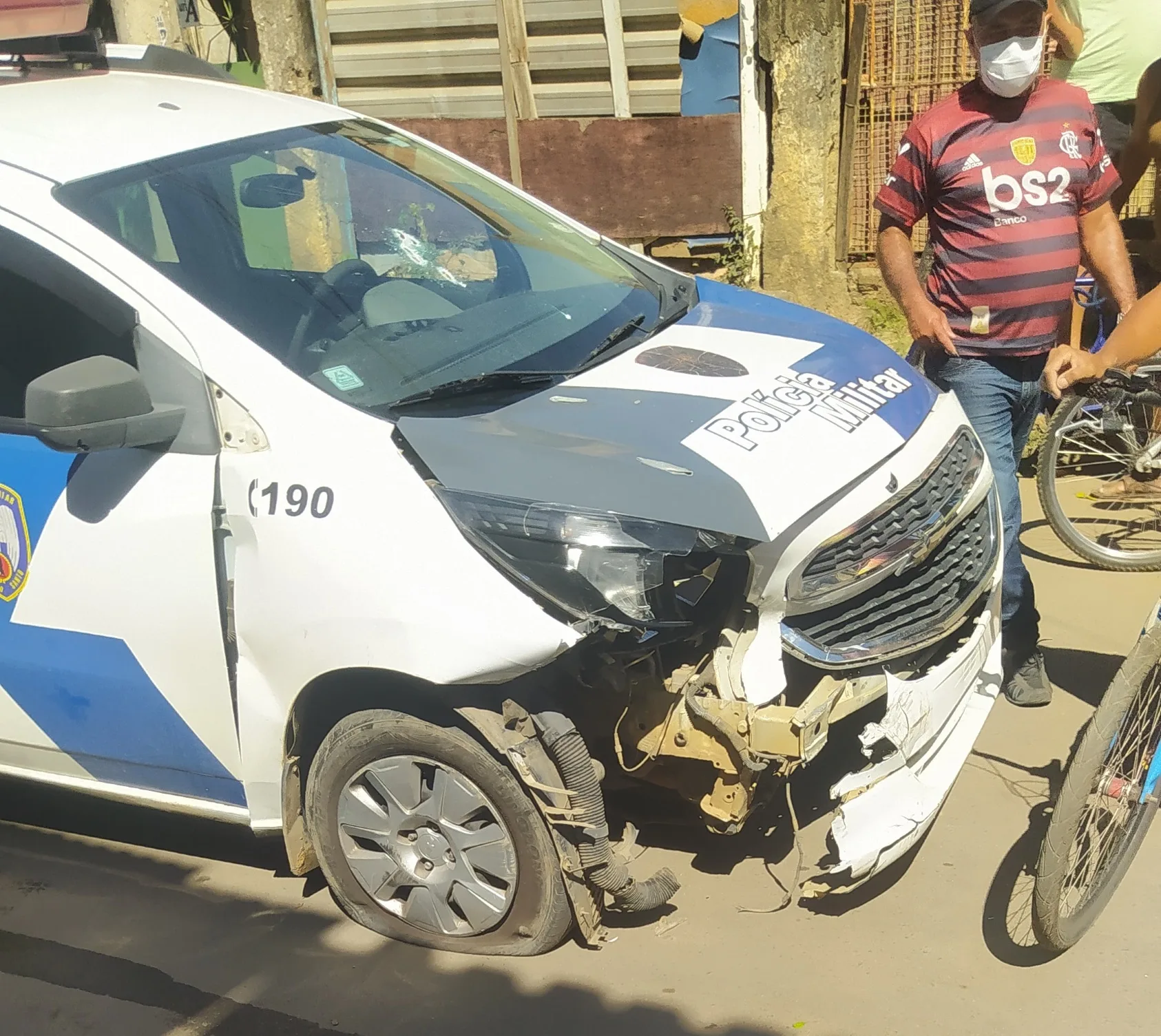 Perseguição: criminosos roubam carro, batem em viatura e trocam tiros com policiais em Cariacica