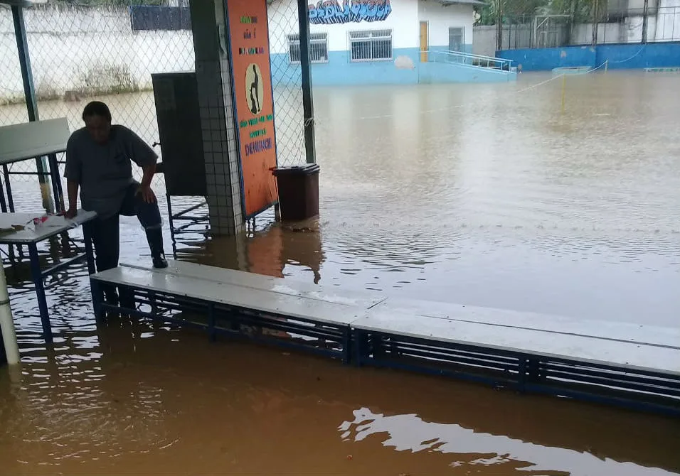 VÍDEO | Escola em Cariacica fica completamente alagada e alunos são liberados