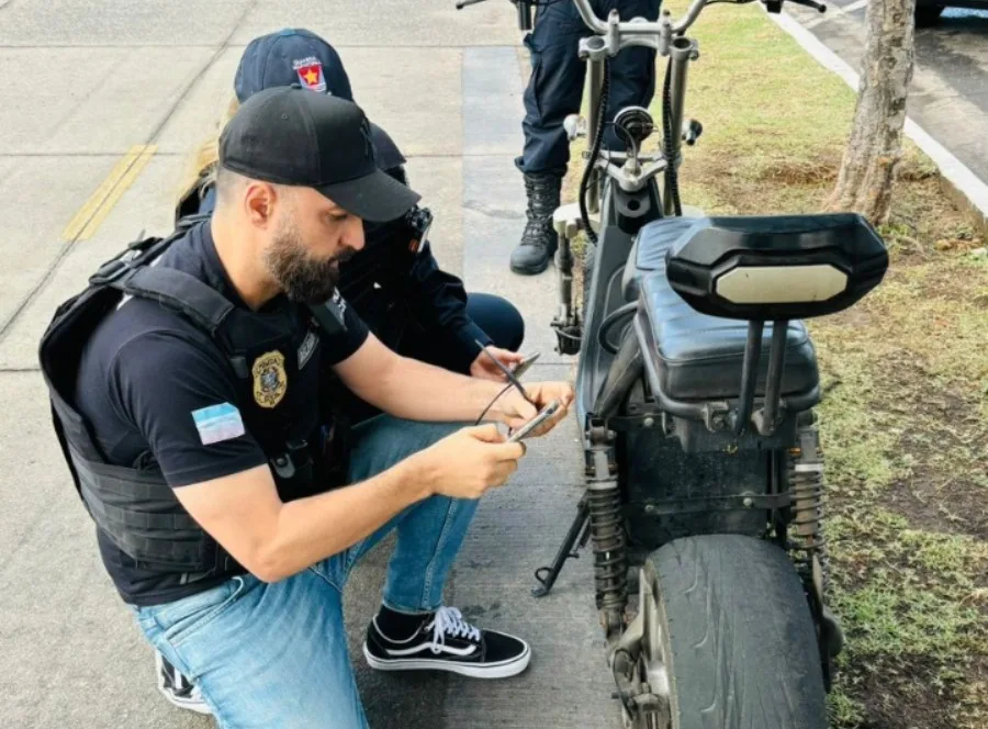 Operação apreende 12 ciclomotores e flagra condutores sem habilitação em Vitória