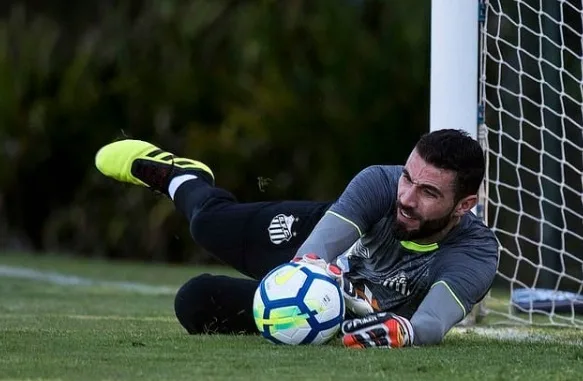 Grêmio entra em acordo com o Coritiba e anuncia o goleiro Vanderlei, ex-Santos