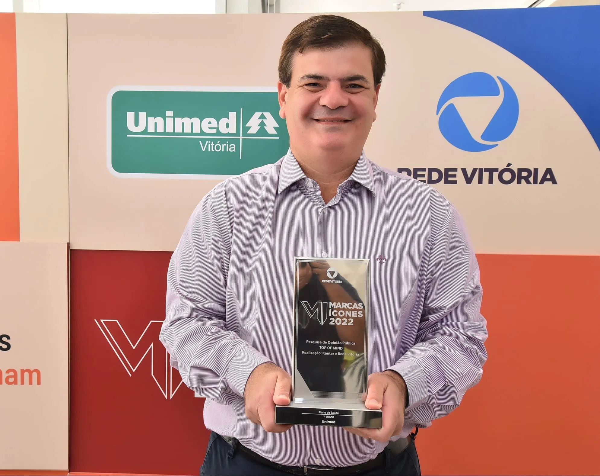 O diretor de Mercado da Unimed Vitória, Gustavo Peixoto, recebendo os troféus de Marcas Ícones pela cooperativa.