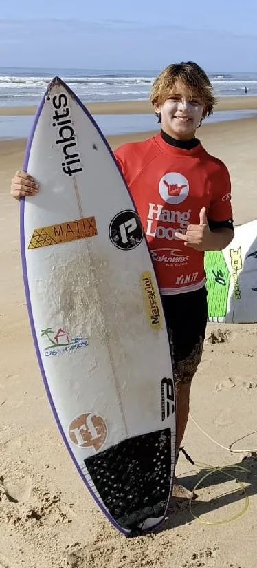 Capixaba Eric Grattz compete em um dos maiores circuitos de surf do País