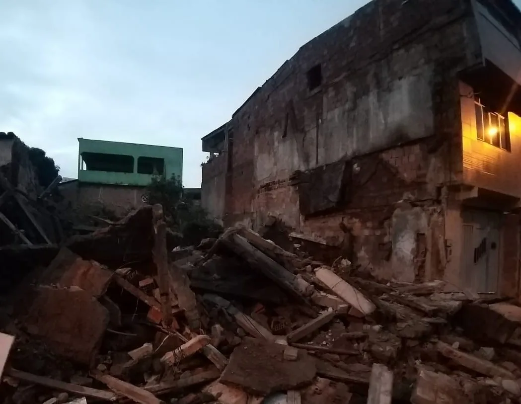 VÍDEO | Idosa de 83 anos tem casa interditada após prédio ao lado desabar em Vila Velha