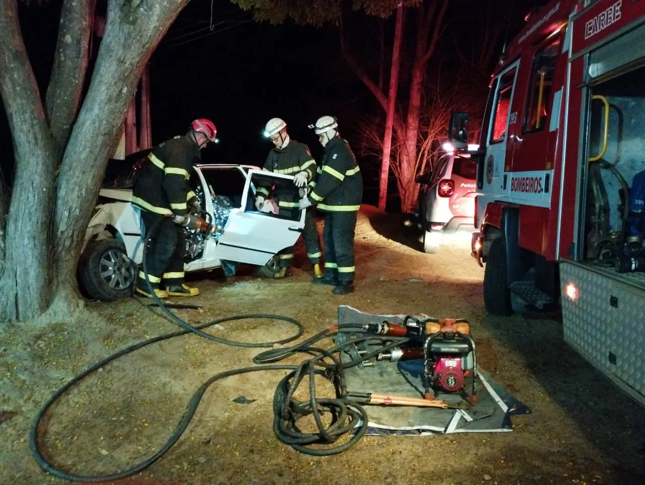 Acidente em Iúna deixa cinco pessoas feridas e uma presa às ferragens