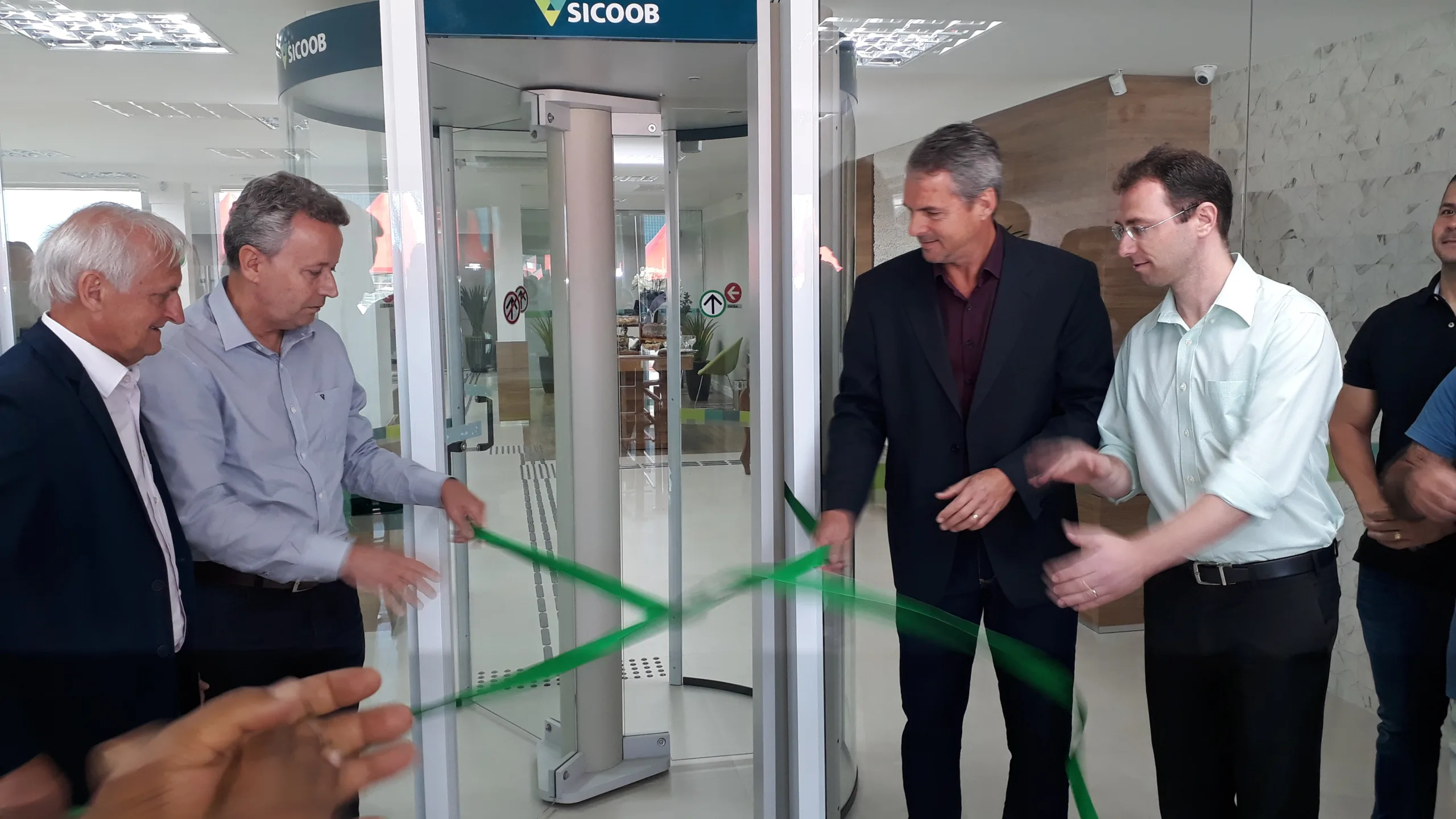 Sicoob inaugura agência com novo conceito e mais ampla em Anchieta