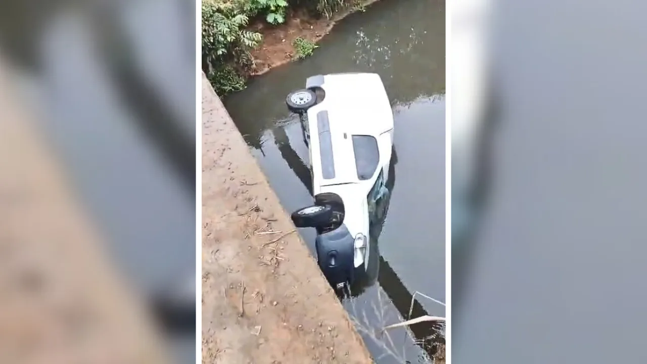 Carro de entrega de mercadorias cai de ponte e vai parar dentro de rio no ES