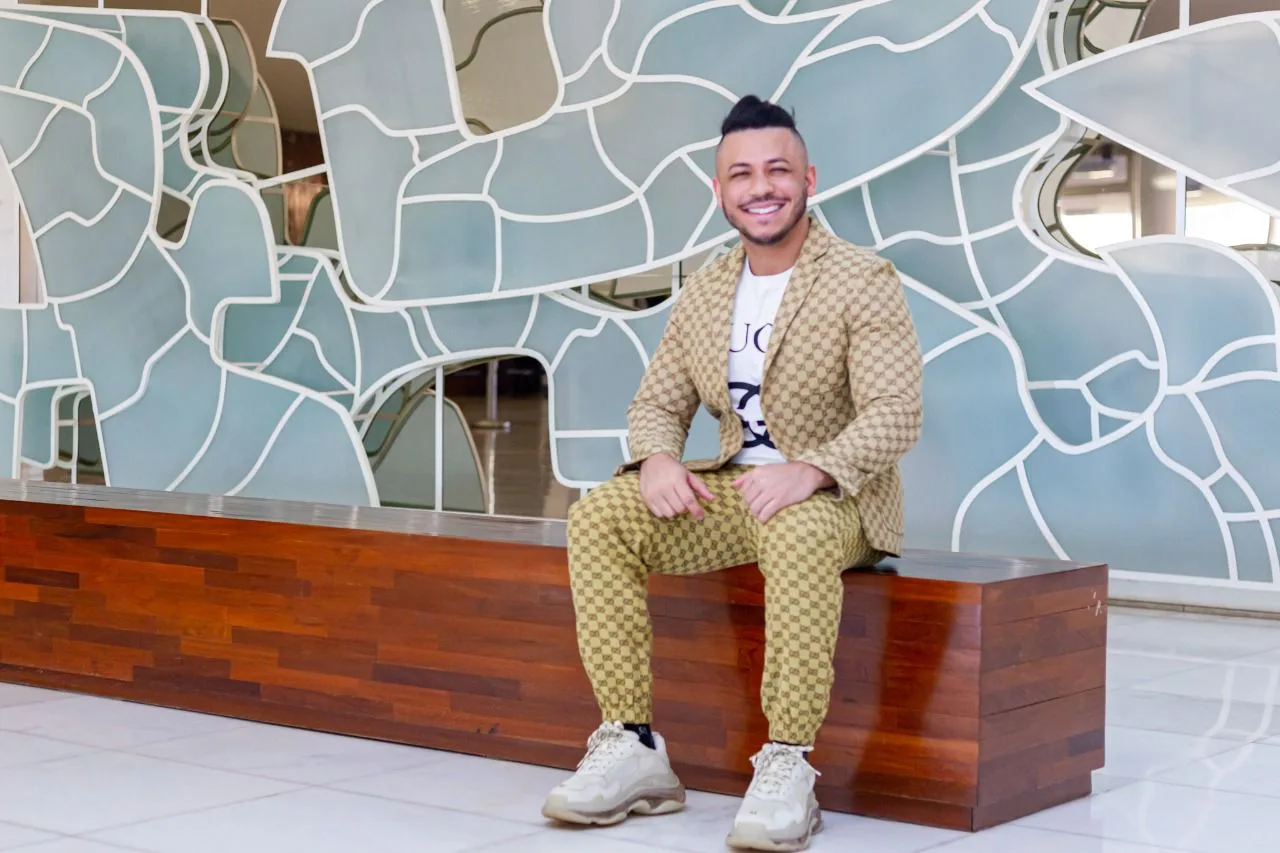 Conheça Wesley Braga, personal stylist dos famosos que virou febre na web