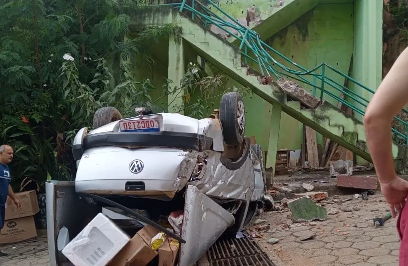 VÍDEO | Carro cai de escadaria e fica com rodas para cima em Colatina