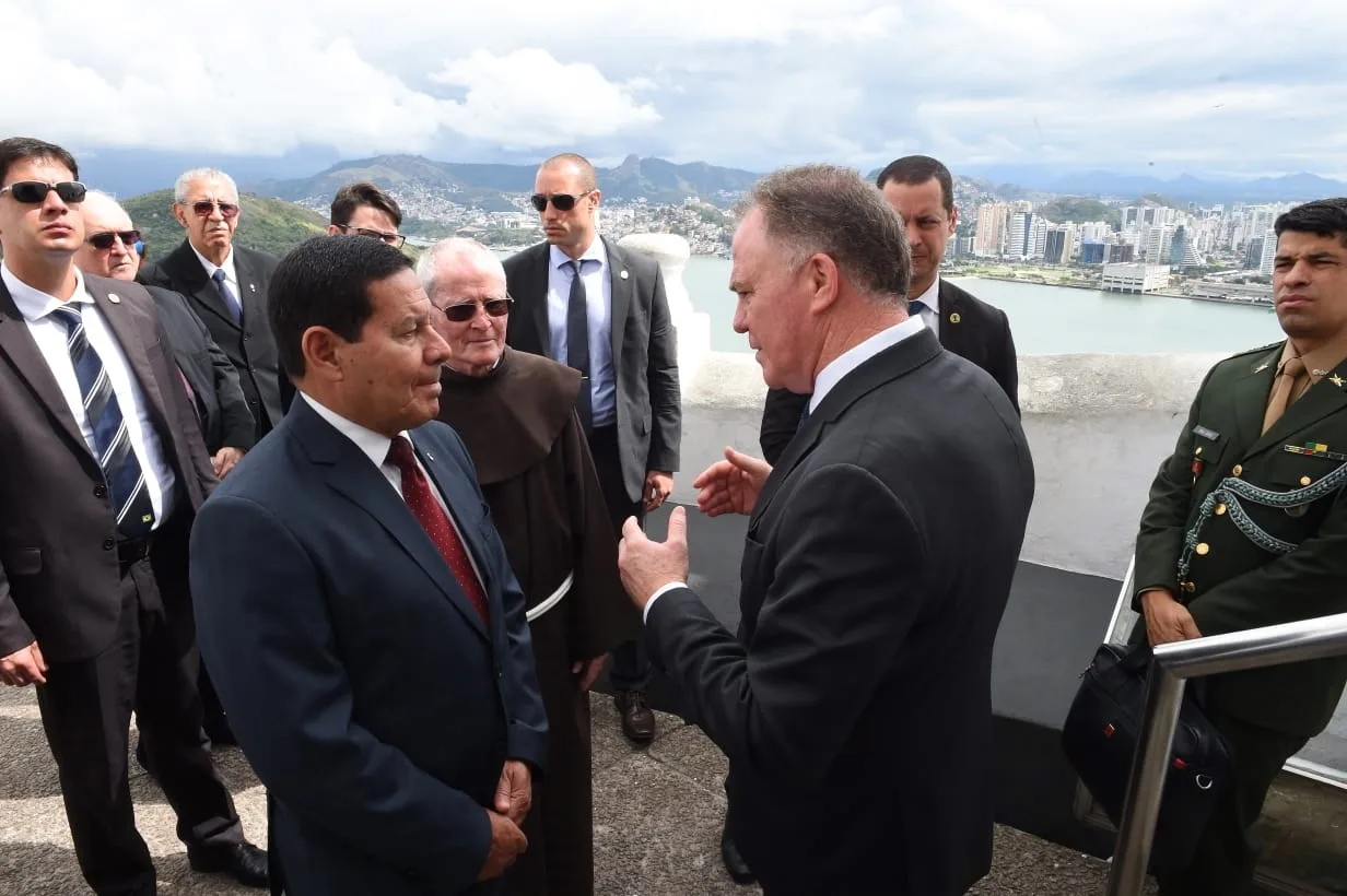 Visita do vice: Mourão é recebido por governador e frei no Convento da Penha