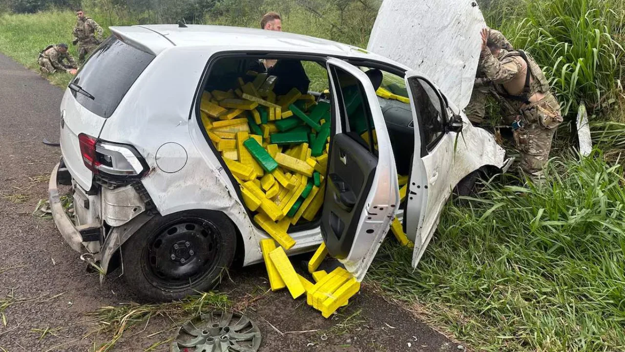 VÍDEO | Adolescente capota carro em perseguição e é flagrado com quase 600kg de maconha