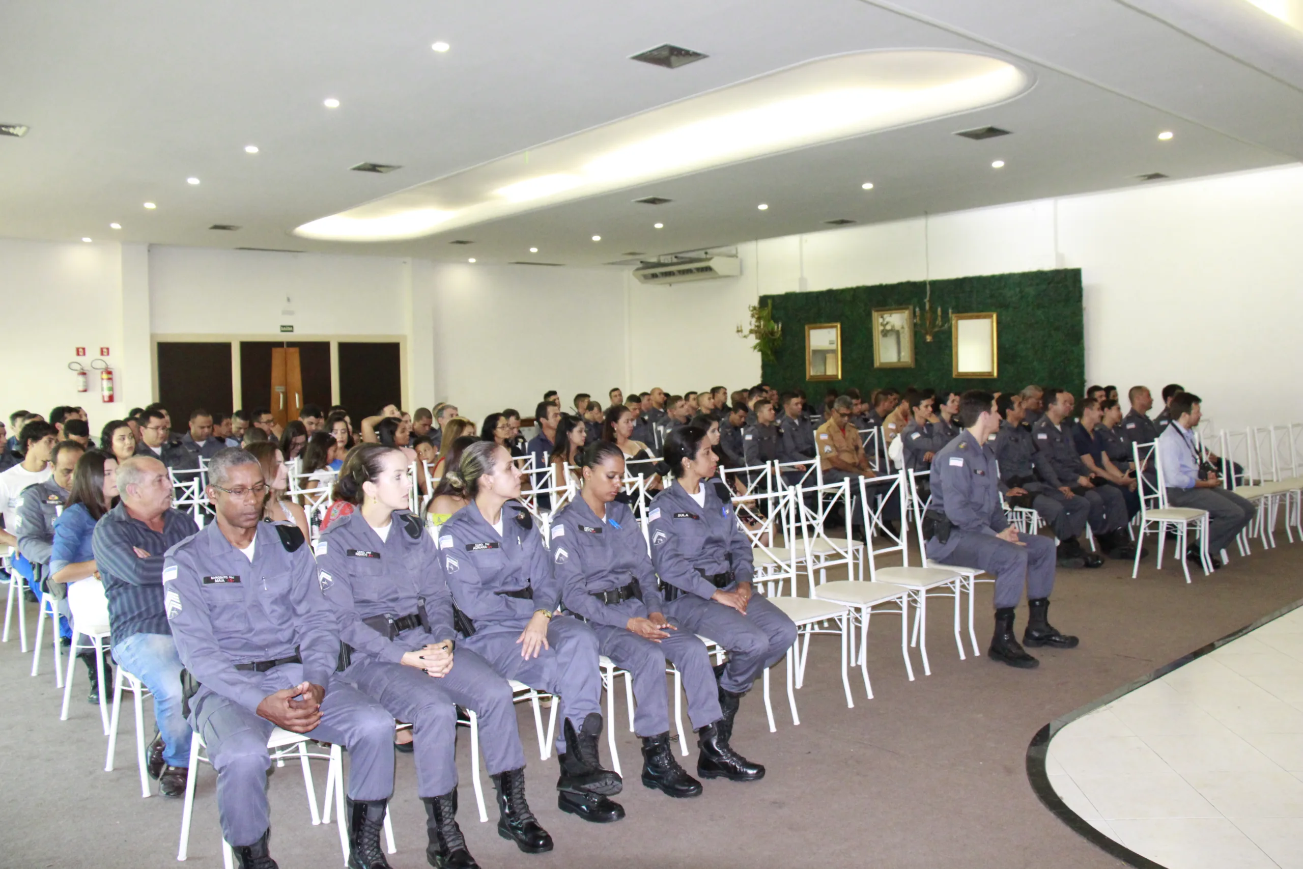 Policiais são homenageados em prêmio de destaque operacional em Guarapari