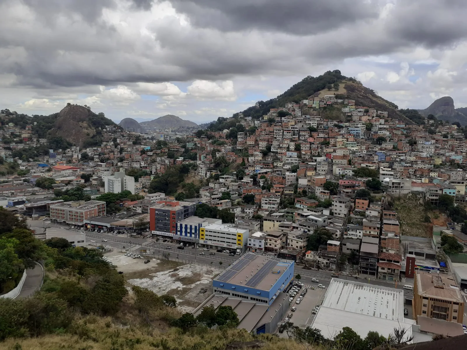 Ataque a tiros deixa 4 mortos e moradores assustados em Vitória