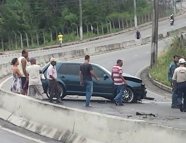 Motorista é arremessado para fora de carro em grave acidente na Serra