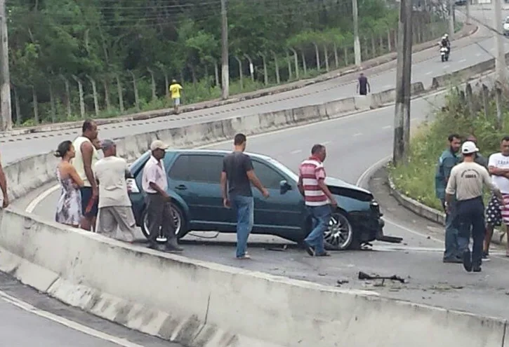 Motorista é arremessado para fora de carro em grave acidente na Serra