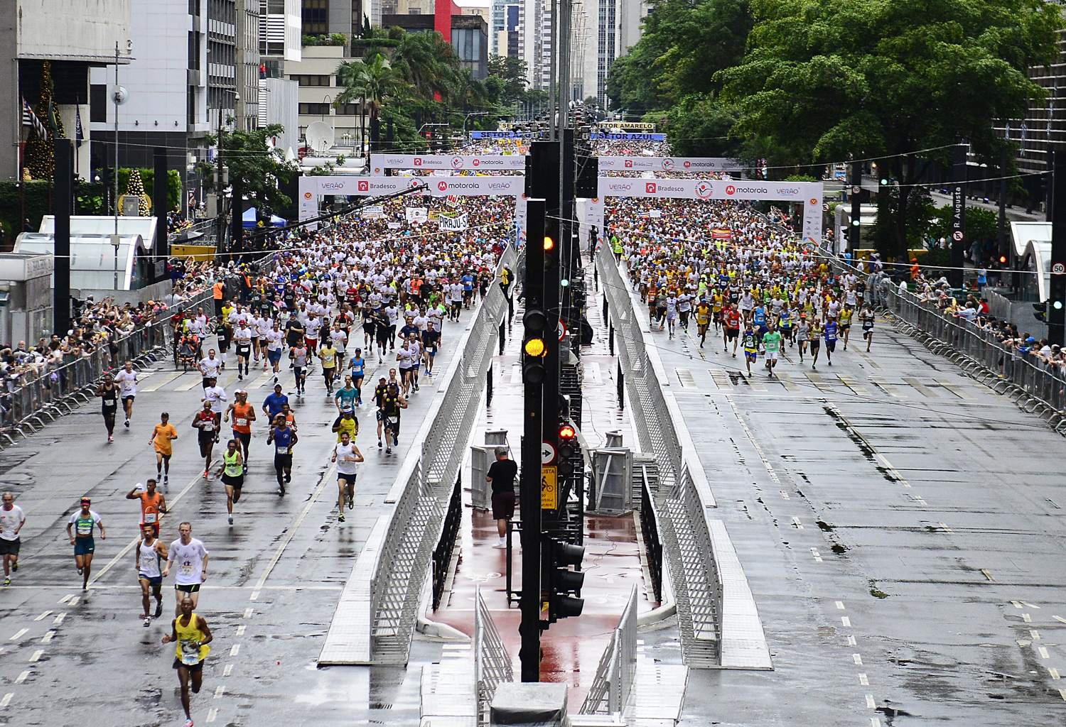 Largada geral da 93ª Corrida Internacional de São Silvestre - Prédio da Fundação Cásper Líbero - 31/12/2017 - Foto: Marcelo Ferrelli/Gazeta Press