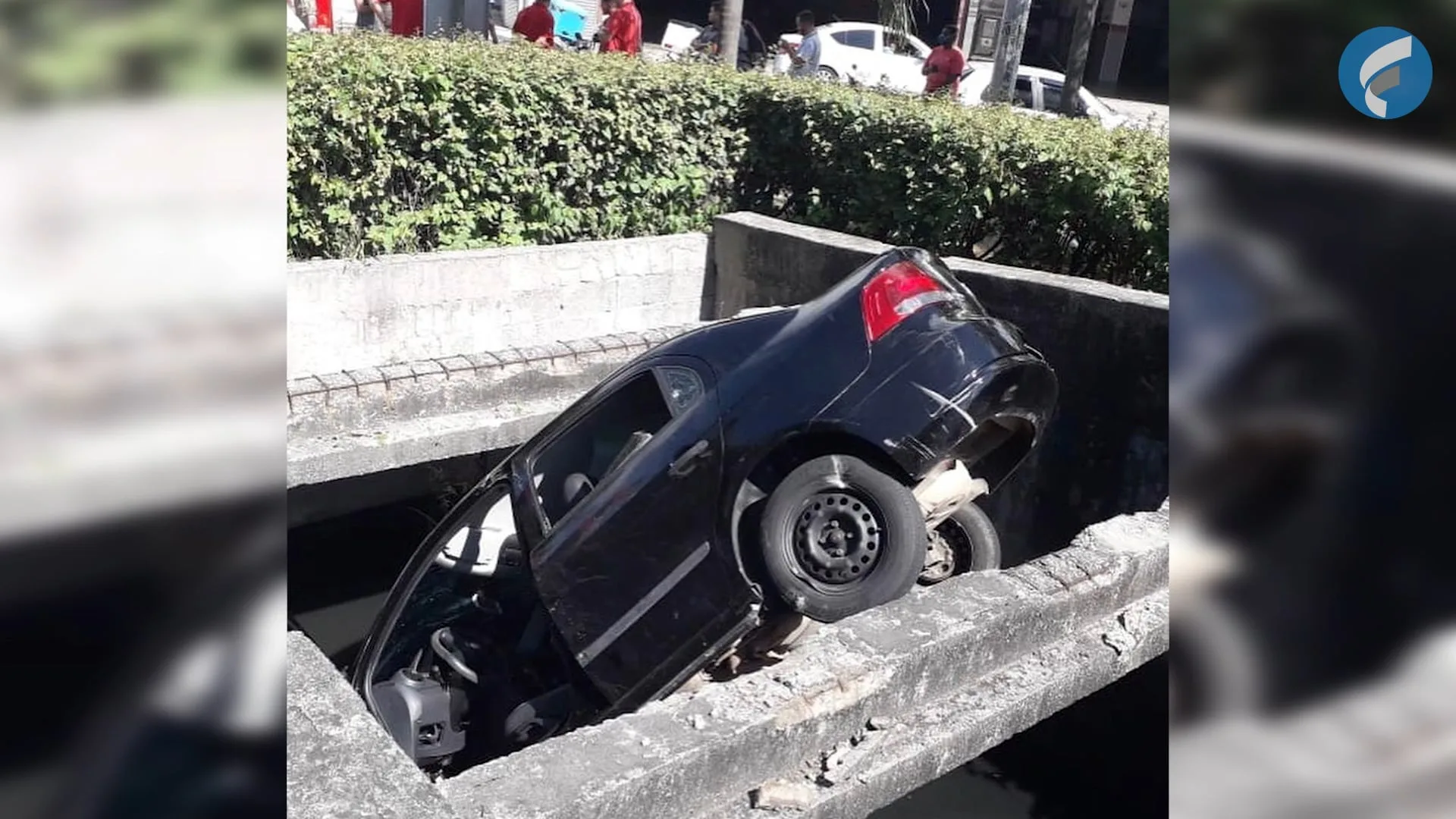 Motorista perde o controle do veículo e caí dentro de valão em Vila Velha