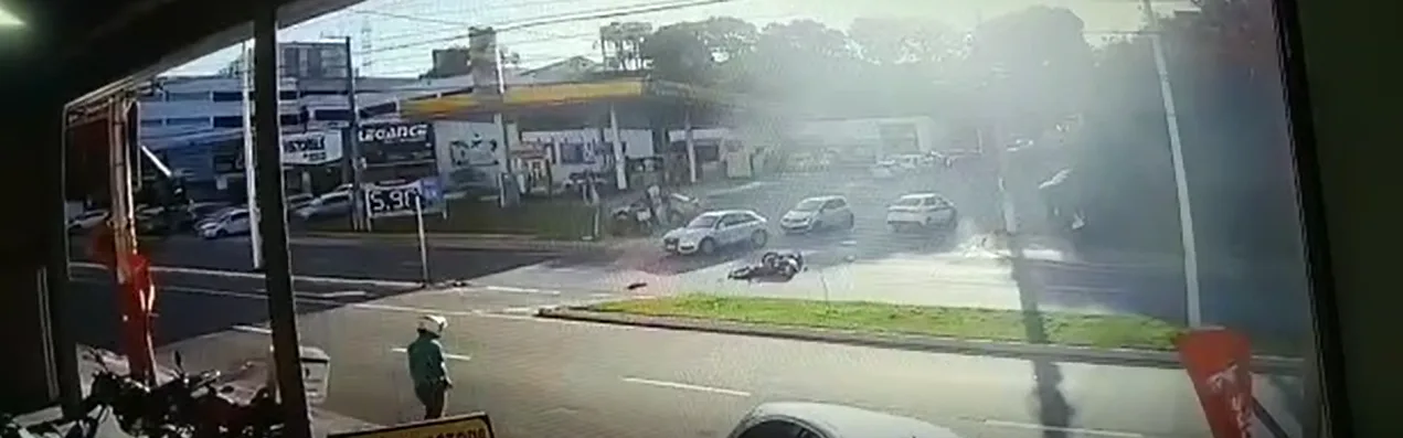 VÍDEO | Motociclista atinge carro que atravessava avenida em Cariacica