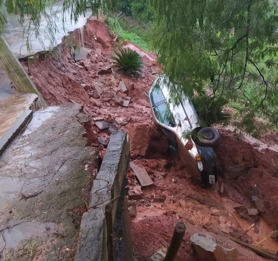 Pista cede e carro cai em ribanceira em distrito de Cachoeiro de Itapemirim