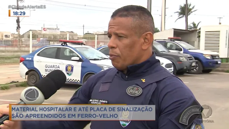 Material hospitalar e até placa de sinalização são apreendidos em ferro-velho