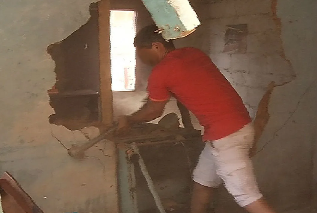 Moradores quebram casa de suspeito de matar vizinho por causa de cachaça em Cariacica