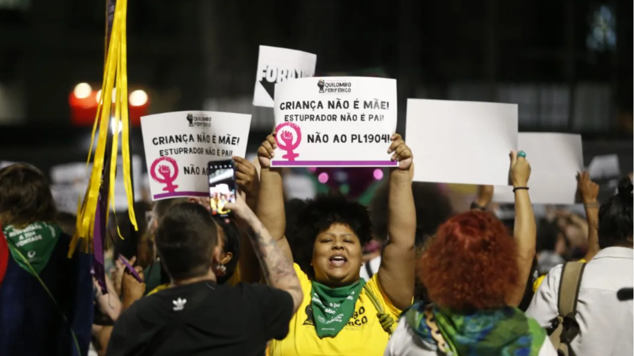 97% discordam totalmente de projeto que equipara aborto a homicídio, segundo enquete da Câmara