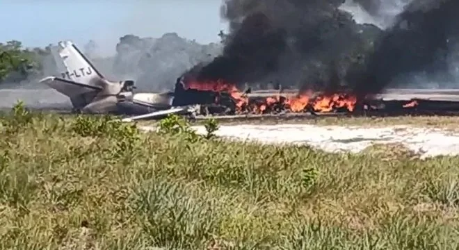 Jatinho cai próximo a pista de pouso de hotel de luxo na Bahia; não há informações sobre feridos