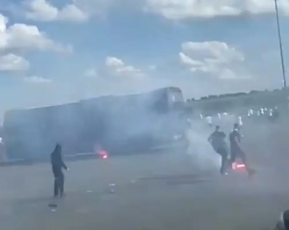 VÍDEO | Torcedores brigam e colocam fogo em ônibus