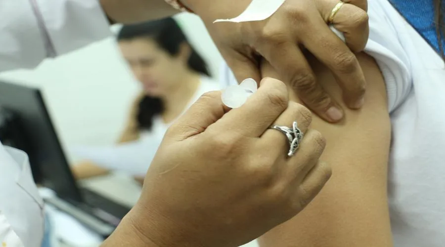 Mutirão contra HPV imuniza 135 meninos e meninas de Vila Velha