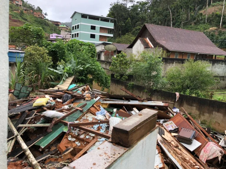 VÍDEO | Idosos são soterrados e casa fica destruída após desabamento no ES