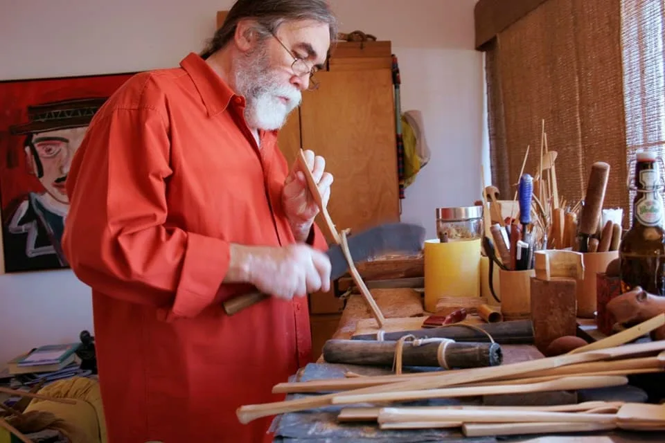 Alvaro Abreu acredita já ter feito mais de cinco mil colheres de bambu, todas diferentes (Foto: Diana Abreu)
