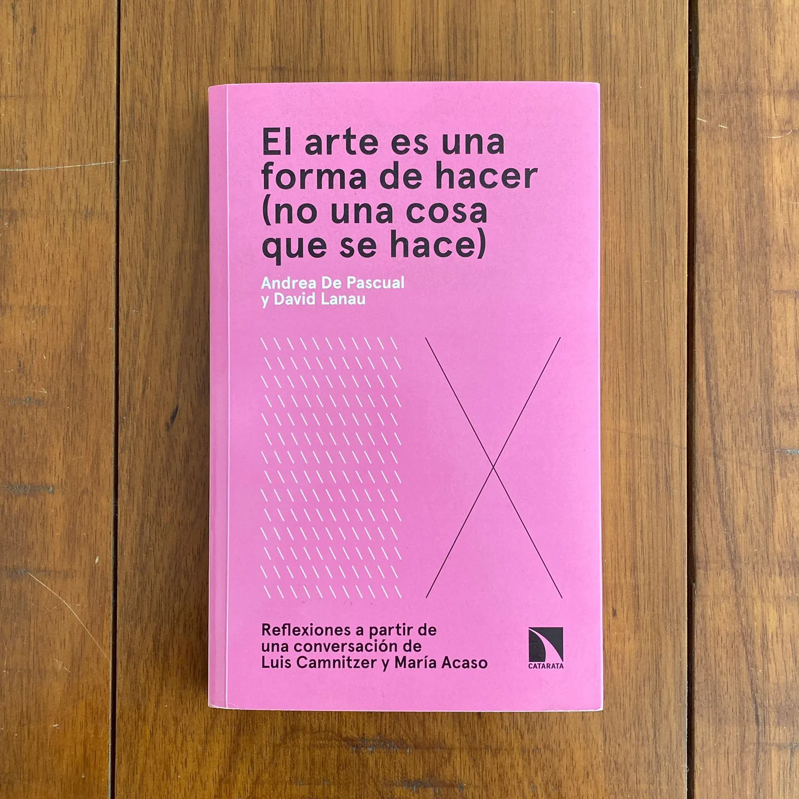 Capa do livro "El arte es una forma de hacer (no una cosa que se hace)", de Andrea de Pascual e David Lanau).
Foto: Carlos Queiróz.