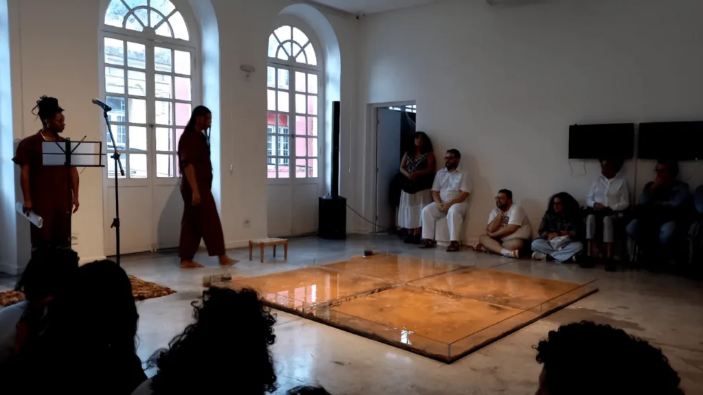 Performance da artista Rubiane Maia realizada no MAES, em 30 de Agosto de 2024