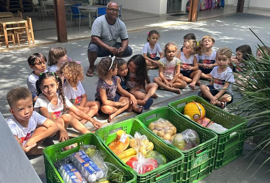 Escola promove interação de crianças com o bairro onde vivem e estudam