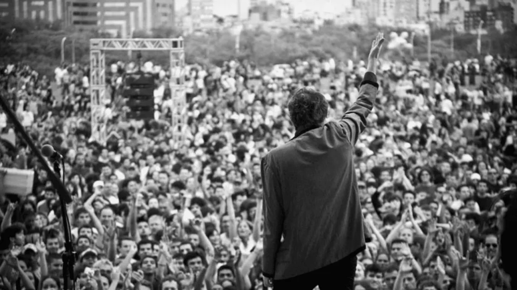 O músico Júpiter Maçã (Flavio Basso) durante show