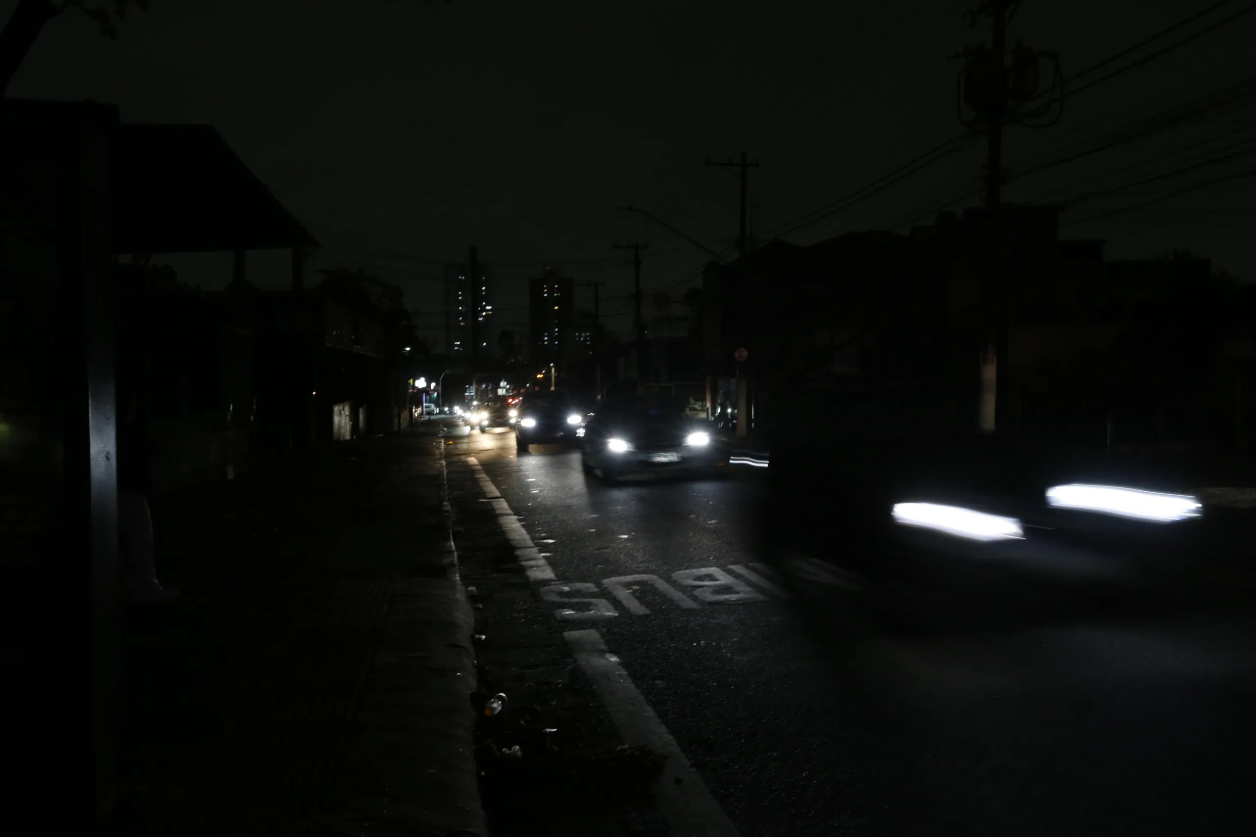 São Paulo (SP), 13/10/2024 -. Avenida do Cursino no bairro do Jabaquara sem energia elétrica desde sexta-feira devido as chuvas.Foto: Paulo Pinto/Agência Brasil